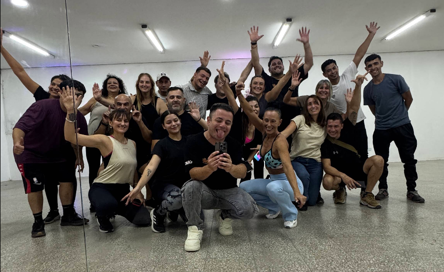 Grupo de clases de Zumba en el espacio de Shiva Entrenamiento en Santa Fe